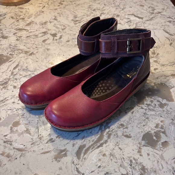 Women’s Naot Sycamore Mary Jane Shoes Ankle Strap Red/ Brown Size 42 - Picture 1 of 6